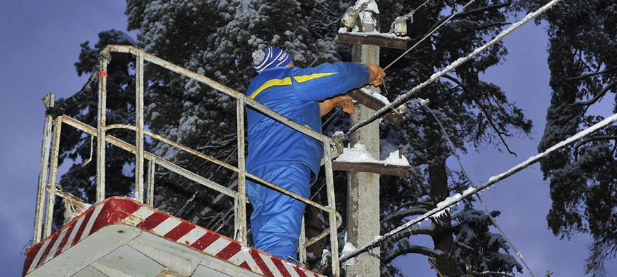 Энергетики призвали сторонние организации соблюдать осторожность при работах вблизи линий электропередачи