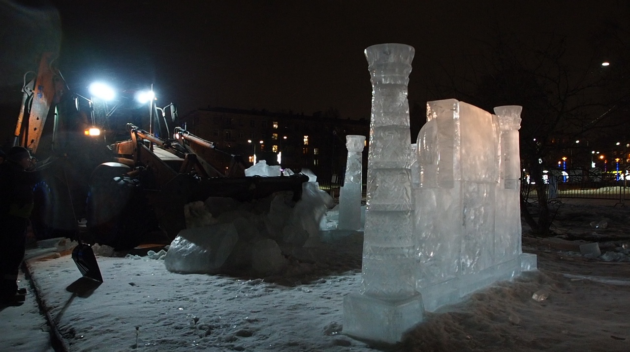 Экскаватор прошелся по ледовым скульптурам в Петрозаводске (ФОТО и ВИДЕО)