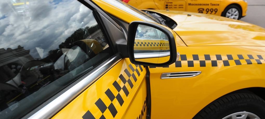 Пьяный пассажир от испуга разгромил такси в Петрозаводске