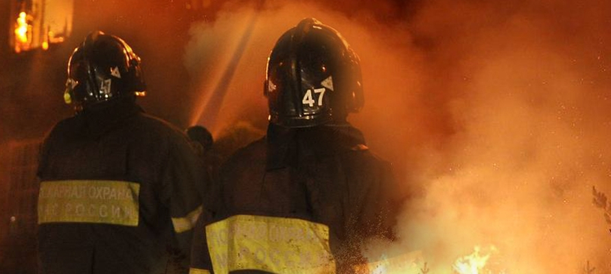 Серьезный пожар в аварийном жилом доме произошел в Петрозаводске ночью 