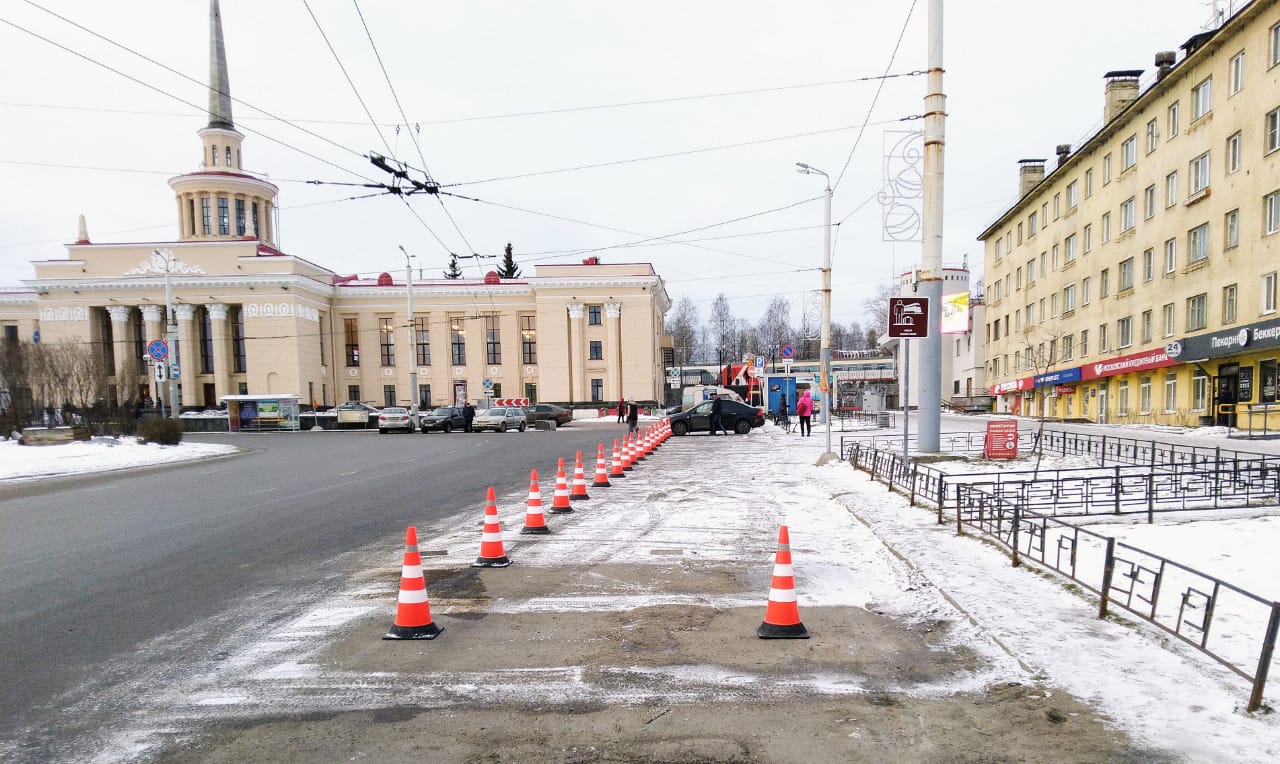 ФОТОФАКТ: У Железнодорожного вокзала в Петрозаводске теперь можно припарковаться только за деньги 