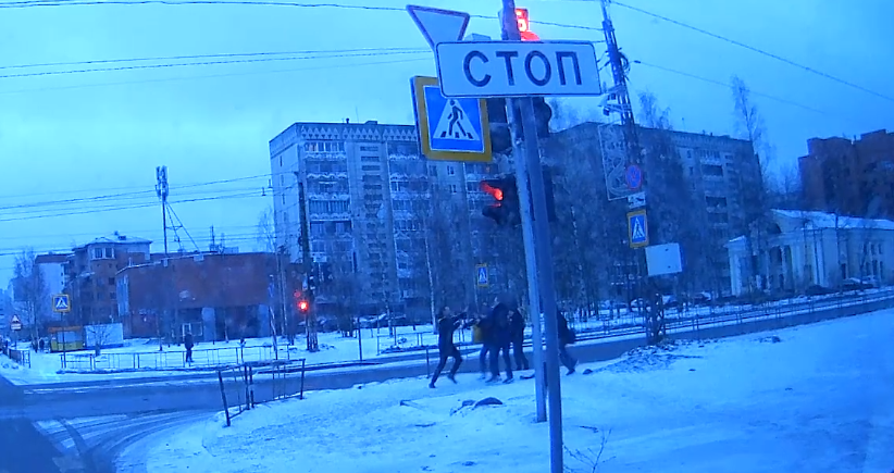В Петрозаводске водитель снял на регистратор драку пешеходов (ВИДЕО)