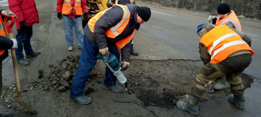 Власти Петрозаводска продолжают борьбу с дорожными ямами (ФОТО)