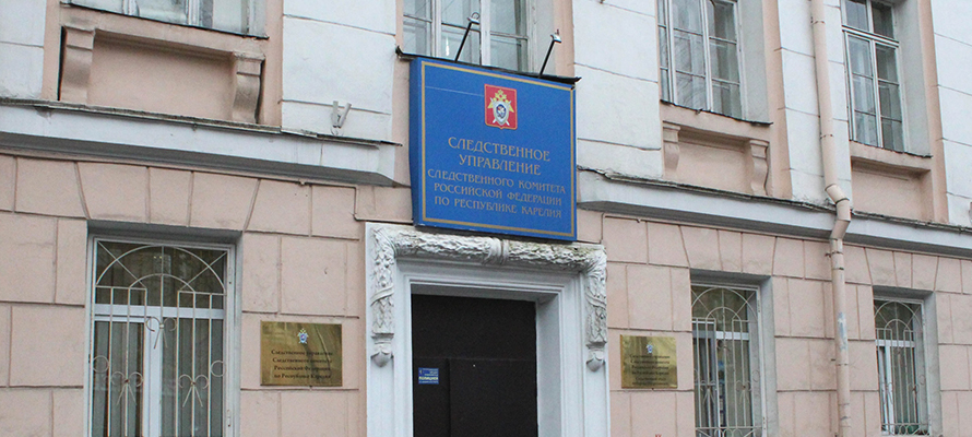 Следователи выясняют, почему женщина упала из окна в Петрозаводске  