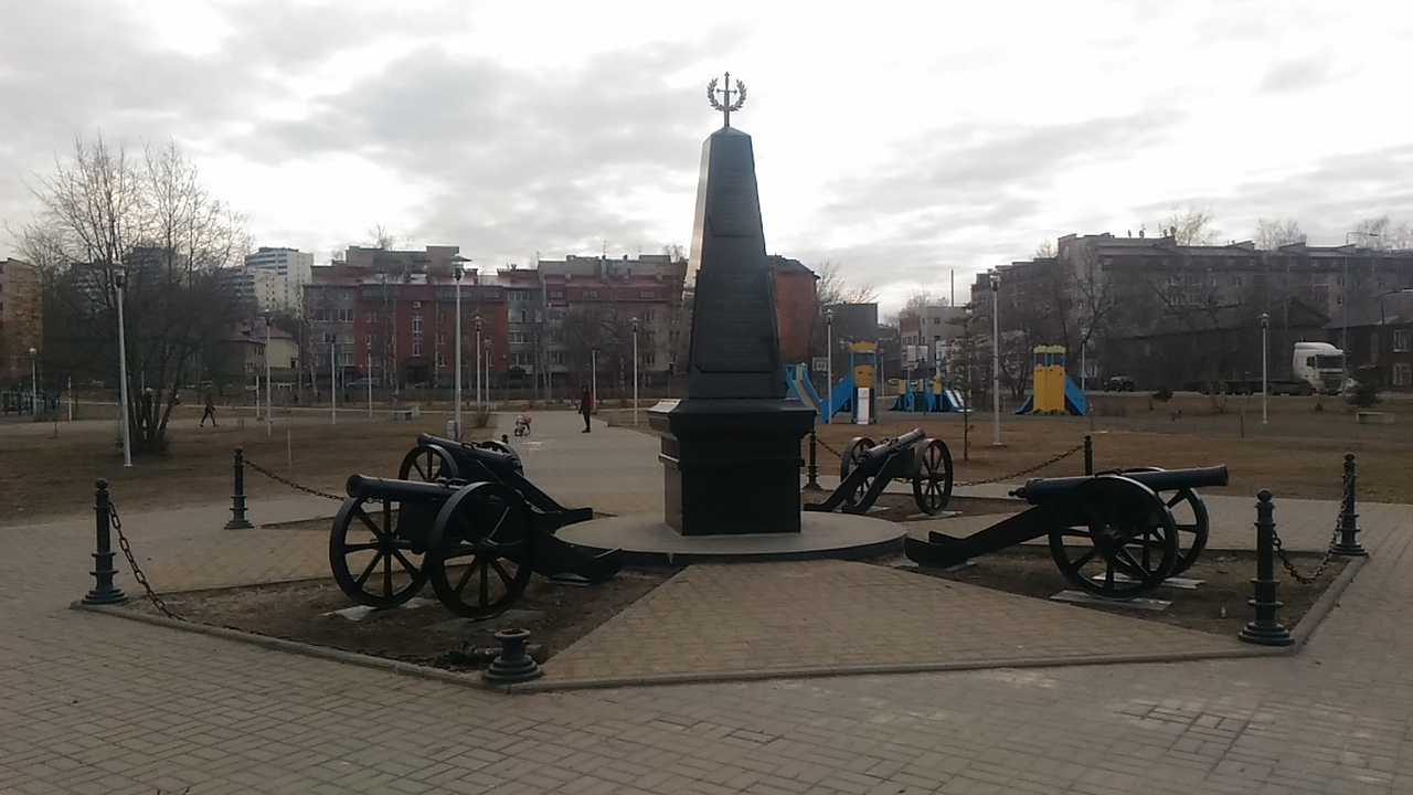Вандалы выломали ограждение у памятника в парке Петрозаводска (ФОТО)