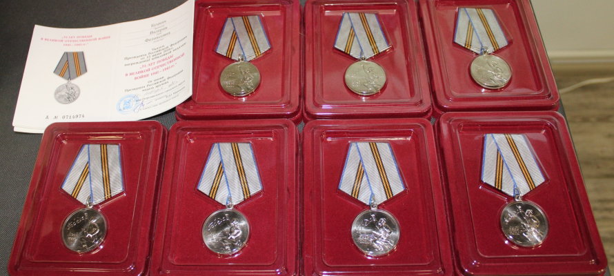 В Петрозаводске ветеранам вручают юбилейные медали к 75-летию Победы на дому из-за коронавируса