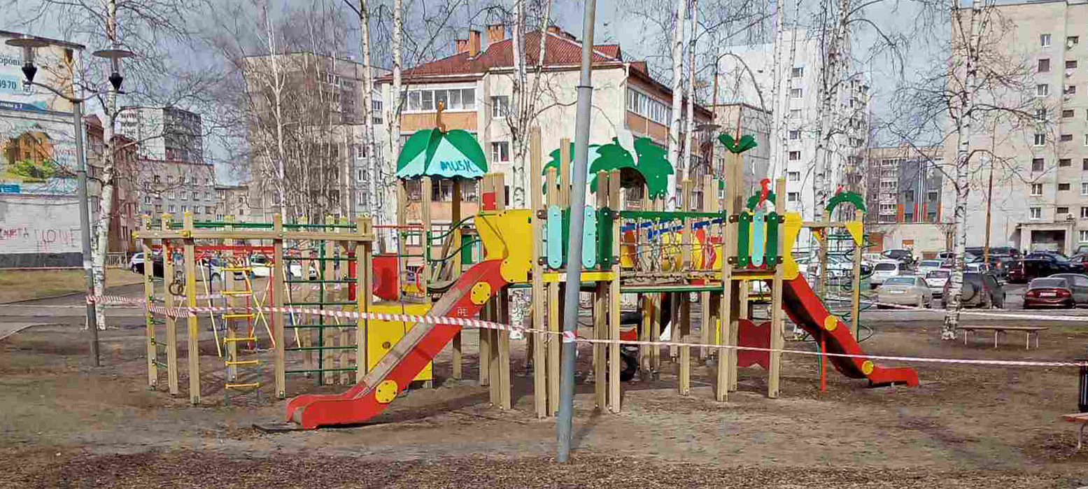 Власти Петрозаводска обнесли детские площадки сигнальной лентой (ФОТО)