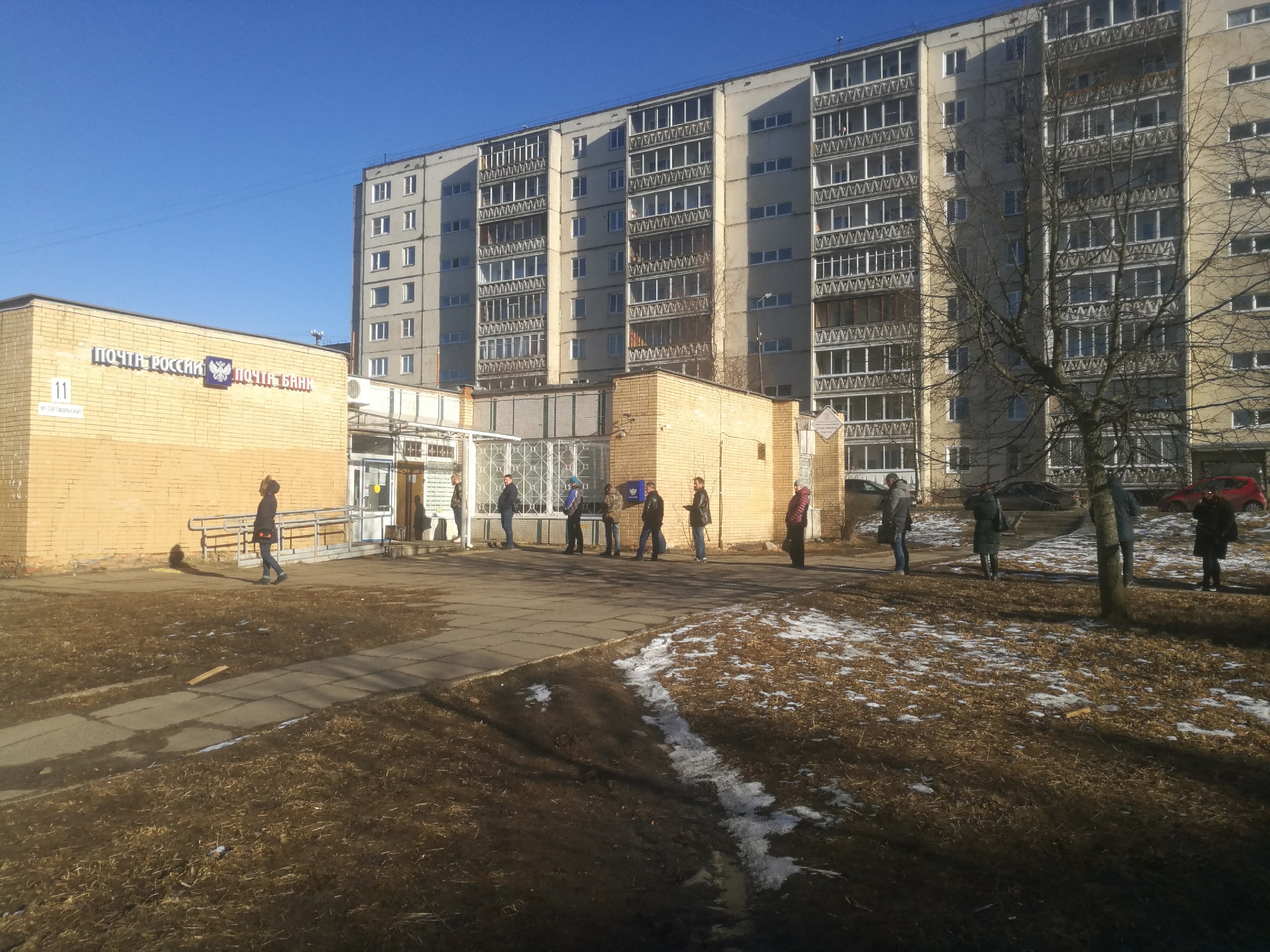 В Петрозаводске отделение почты собрало длинную очередь из самоизолировавшихся граждан (ФОТОФАКТ)