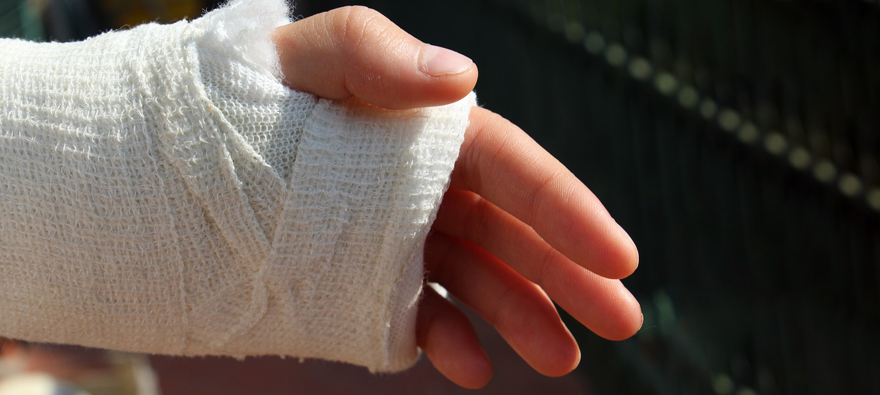 Девочка сломала руку на прогулке в детсаду в Карелии