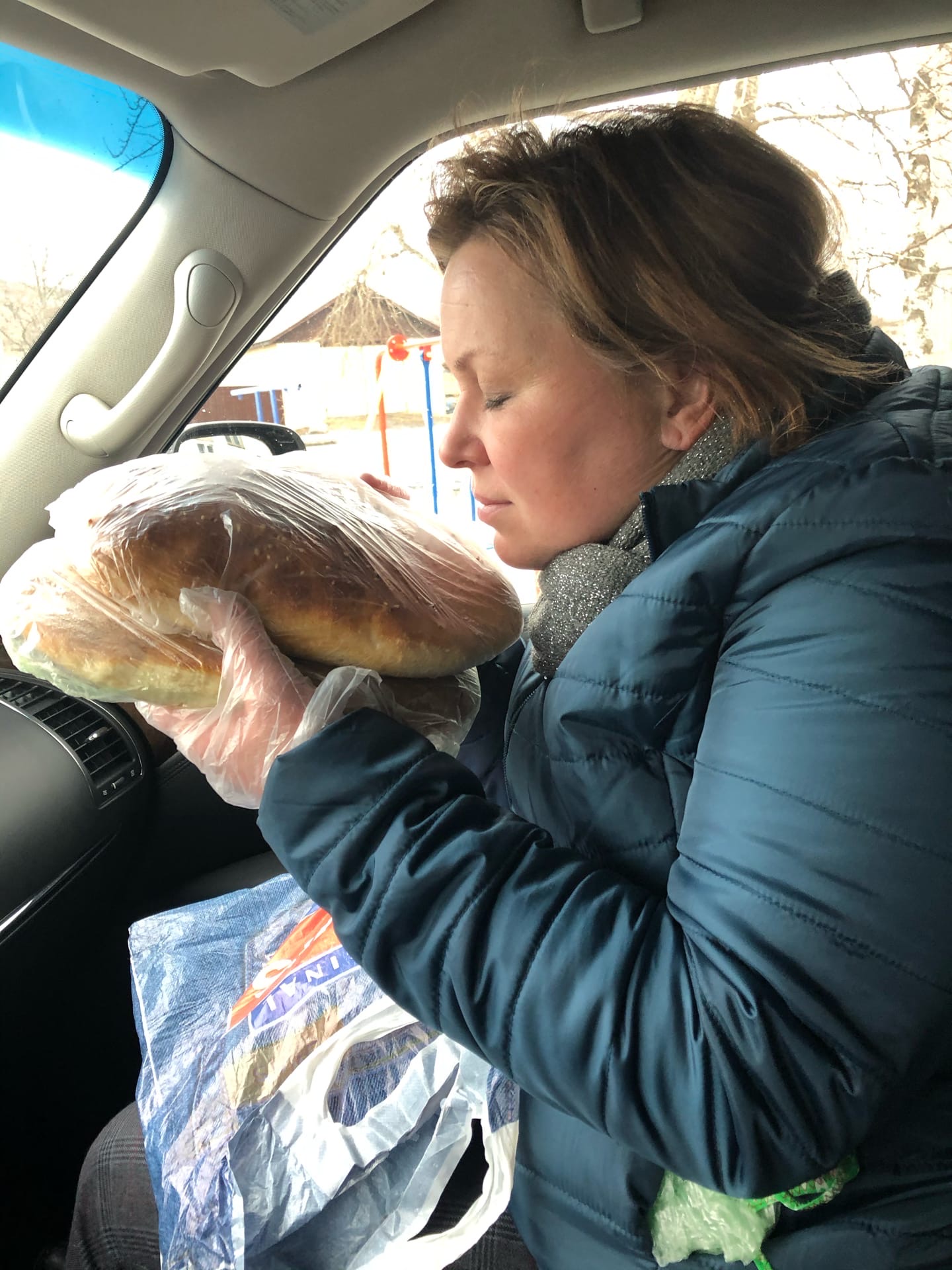 Добровольцы в Карелии дарят горячий хлеб малообеспеченным людям во время самоизоляции