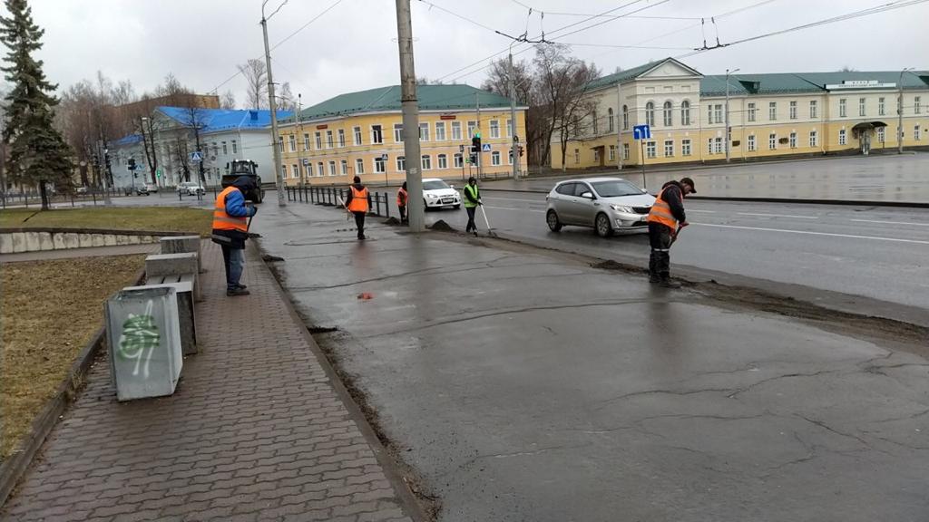 Как происходит уборка улиц в опустевшем Петрозаводске (ФОТО)
