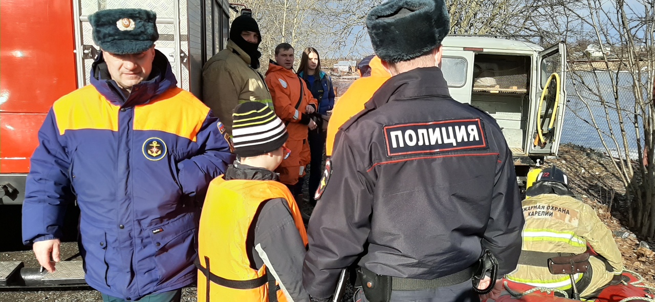 В Карелии поощрили полицейских, которые помогли спасти школьника, оказавшегося на льдине посреди реки