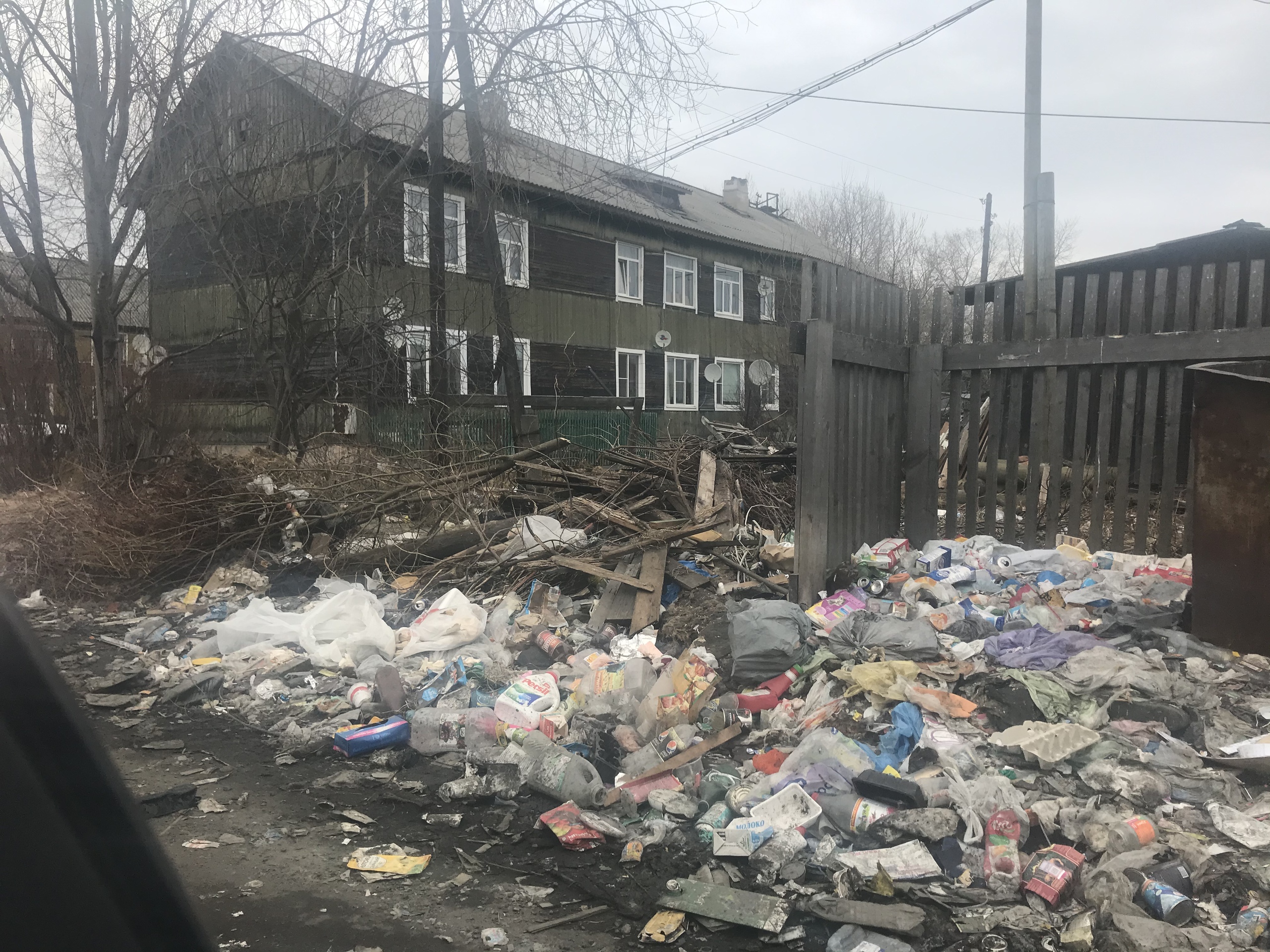 Завалы мусора "пострашнее коронавируса" обнаружены в одном из районов Карелии (ФОТО)
