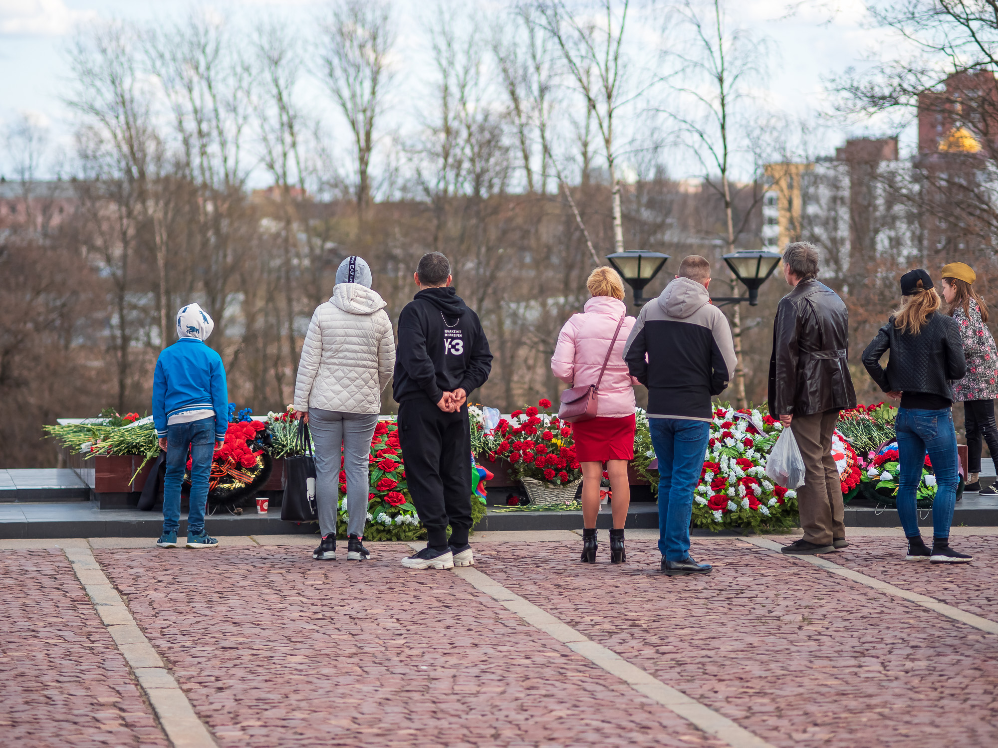 Жители Петрозаводска почтили память воинов в День Победы, несмотря на коронавирус (ВИДЕО и ФОТО)