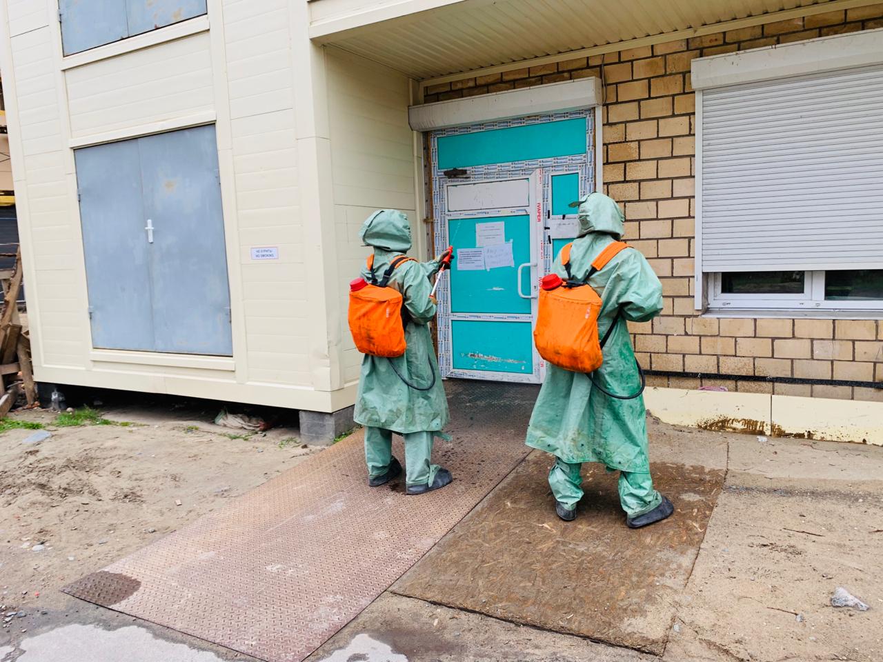 В Петрозаводске люди в спецодежде уничтожили клетки коронавируса на входе в БСМП (ФОТО)