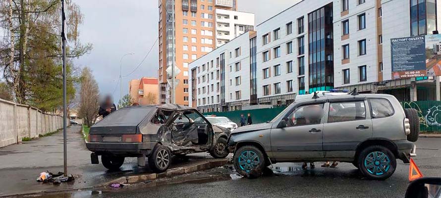 Внедорожник устроил массовое ДТП на перекрестке в Петрозаводске (ВИДЕО)