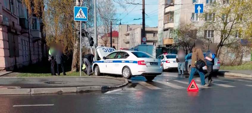 Автомобиль ДПС снес светофор на перекрестке в Петрозаводске (ВИДЕО)
