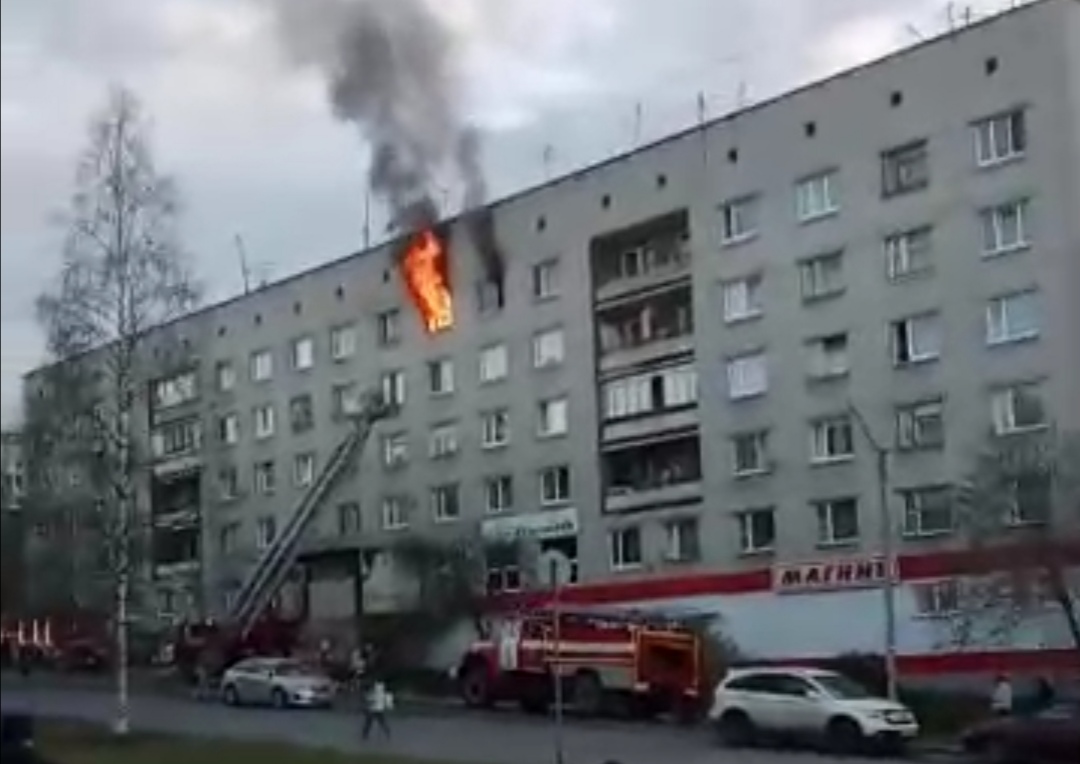 В Петрозаводске горит общежитие (ВИДЕО)