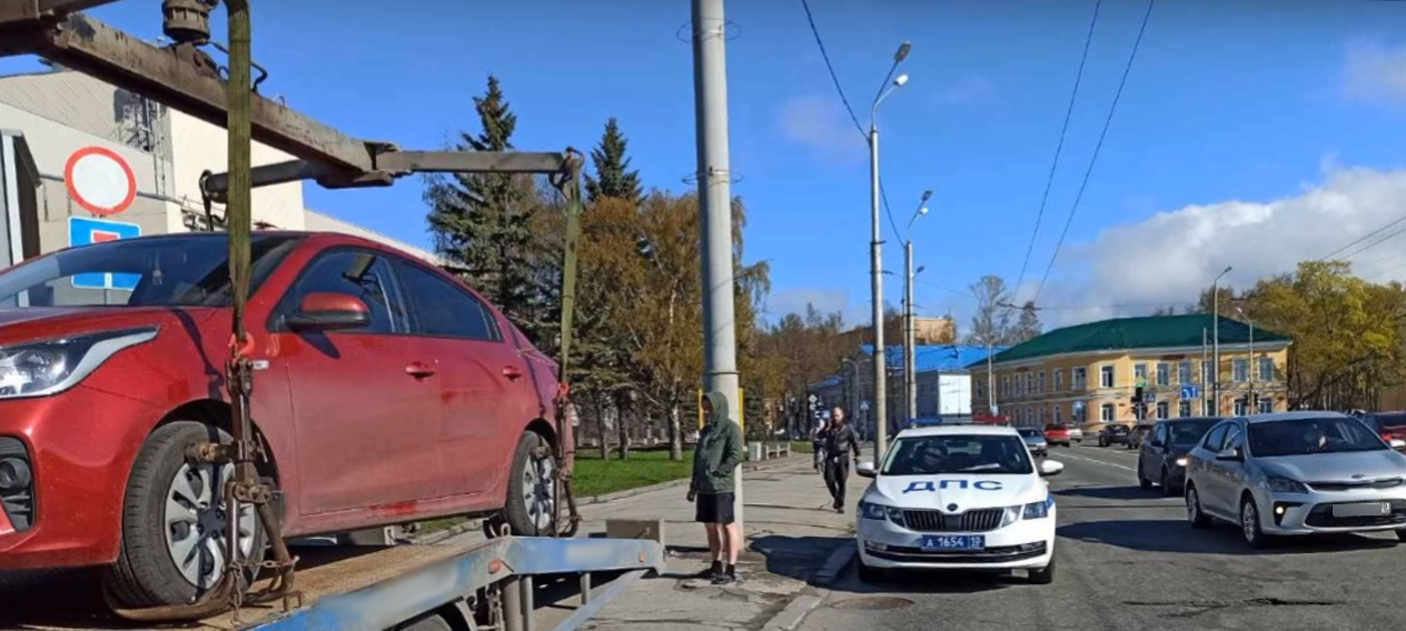 В Петрозаводске женщина осталась без подарка из-за пьянства мужа за рулем (ВИДЕО)