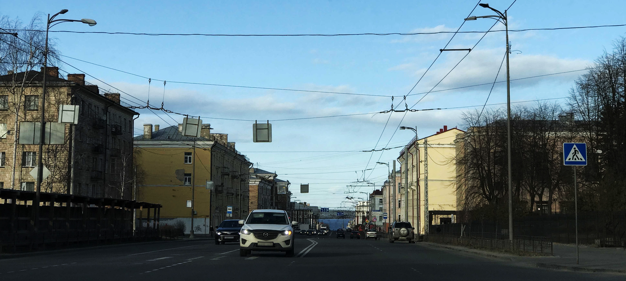 На улицах Петрозаводска по-прежнему много людей 