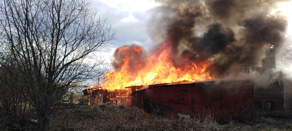 Опубликованы кадры с места пожара хозпостроек в Карелии (ФОТО)