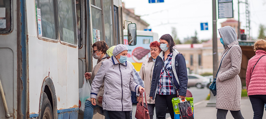 Жителей Карелии обязали носить маски на улице при большом скоплении людей