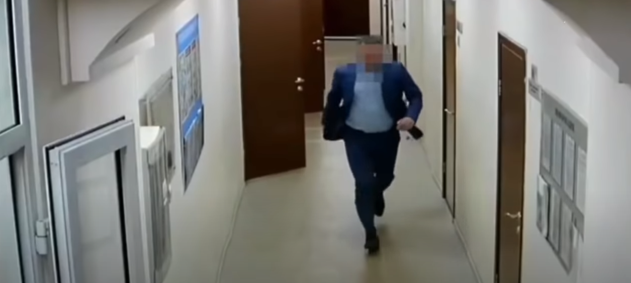 Убегавший от следователей российский чиновник попал на видео