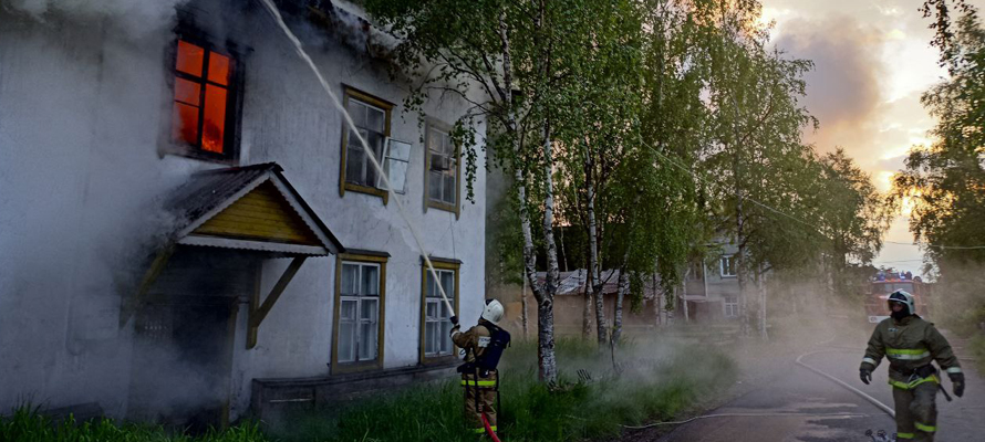 Опубликованы кадры с места пожара в Карелии, где сгорел двухэтажный дом (ФОТО)