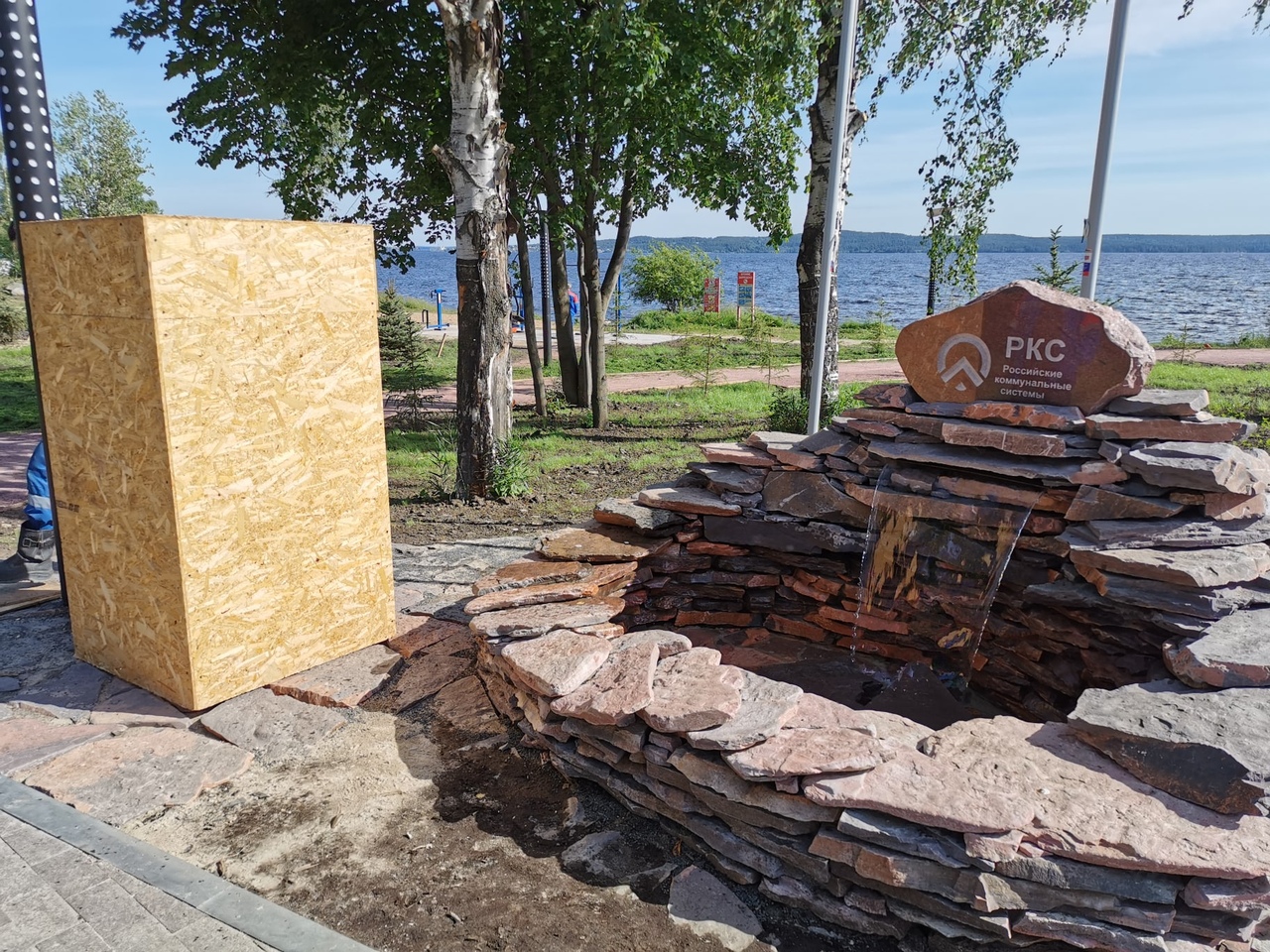 Вандалы сломали недавно установленный в сквере у Онежского озера в Петрозаводске питьевой фонтан