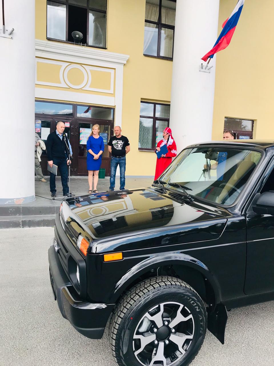 Многодетная семья из Медвежьегорского района получила автомобиль