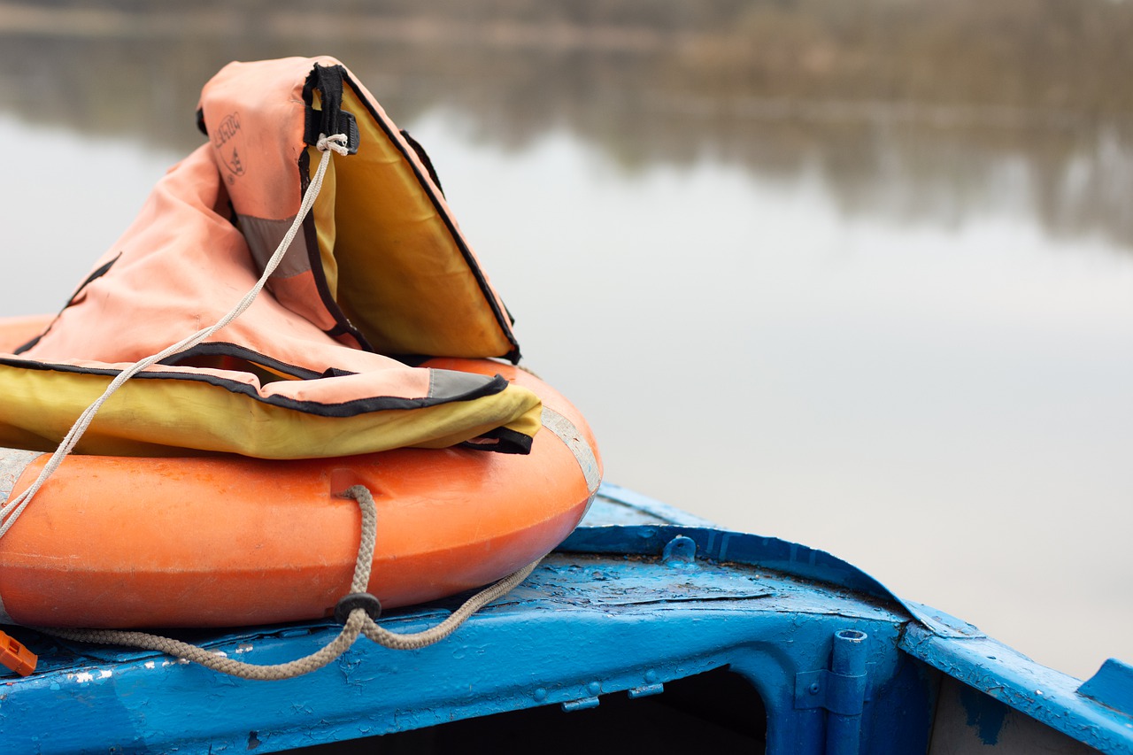 На Онежском озере спасли мужчину, лодка которого дала течь и перевернулась