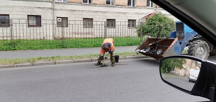 Отверстия от кернов на дорогах Петрозаводска заделывают молотком (ФОТОФАКТ)