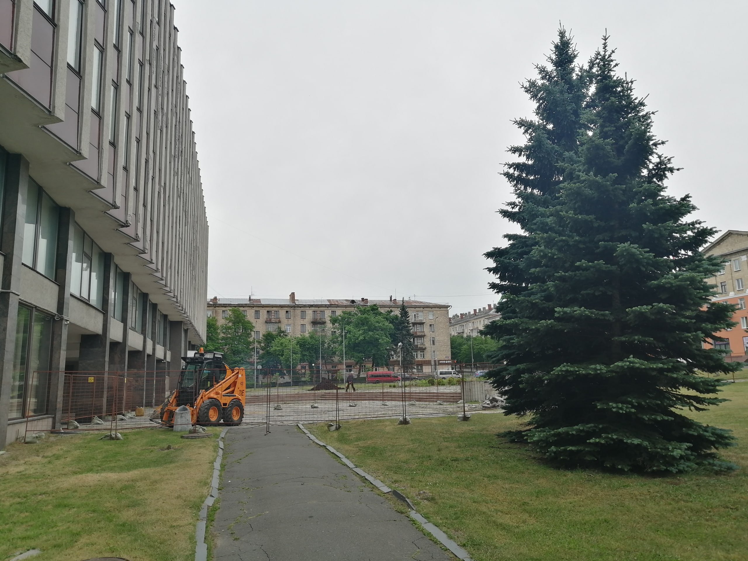 Дорожки в сквере у мэрии Петрозаводска выложат натуральным камнем (ФОТО)