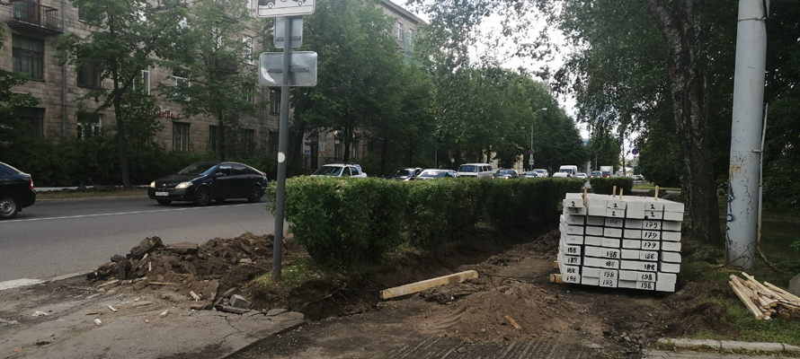 Вдоль тротуаров Петрозаводска начали укладывать бортовой камень (ФОТО)
