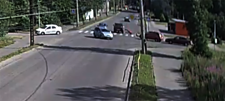 Иномарка сбила мужчину на пешеходном переходе в Петрозаводске (ВИДЕО)