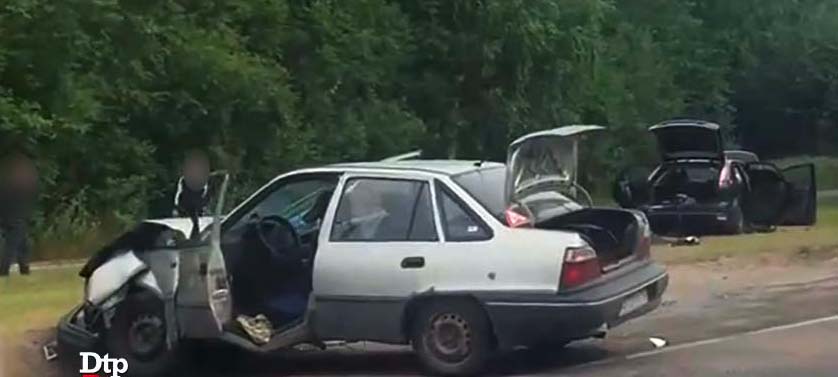 В Петрозаводске автомобили вылетели с проезжей части после жесткого ДТП (ФОТО)