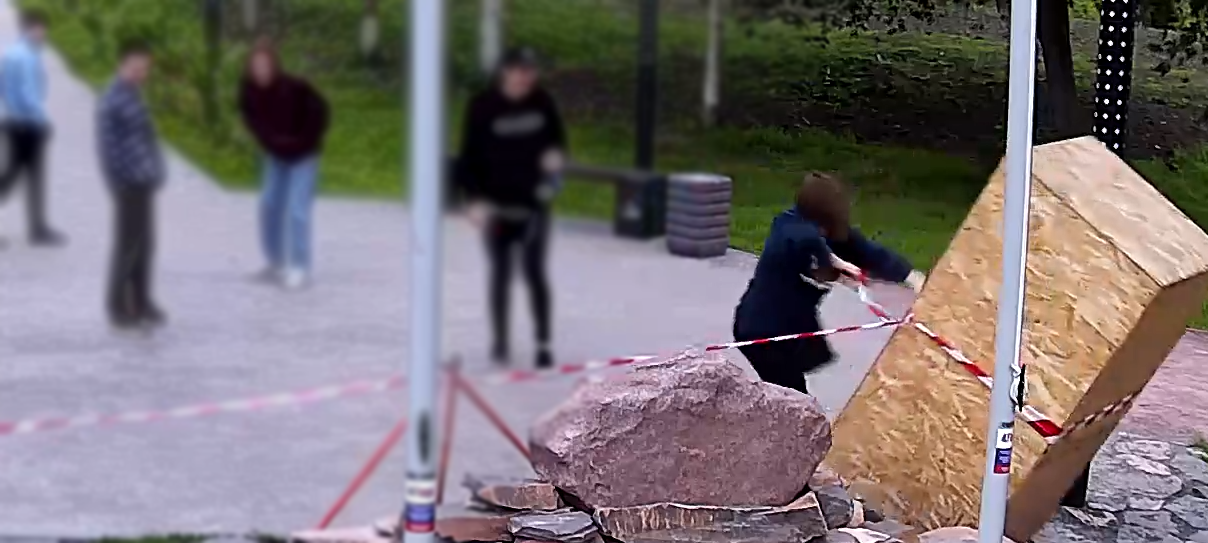 Вандалы вновь сломали питьевой фонтан у Онежского озера в Петрозаводске