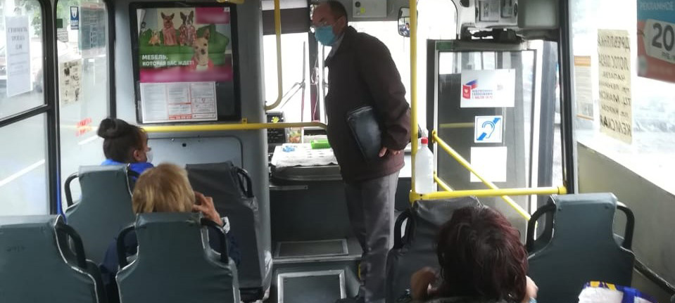 Власти Петрозаводска продолжают делать замечания пассажирам с масками на подбородке