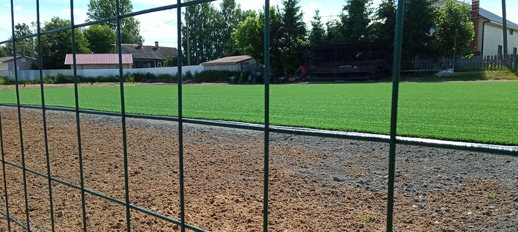 На сельском стадионе в Карелии появился искусственный газон