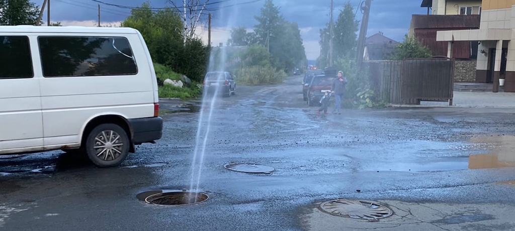 Тяжелая техника привела к повреждению водопровода на проезжей части в Петрозаводске