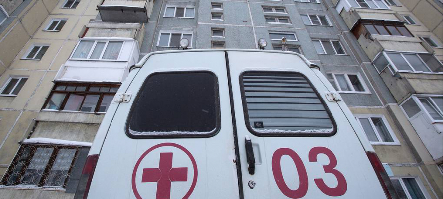Мужчина выпал из окна высотного дома в Петрозаводске и разбился 