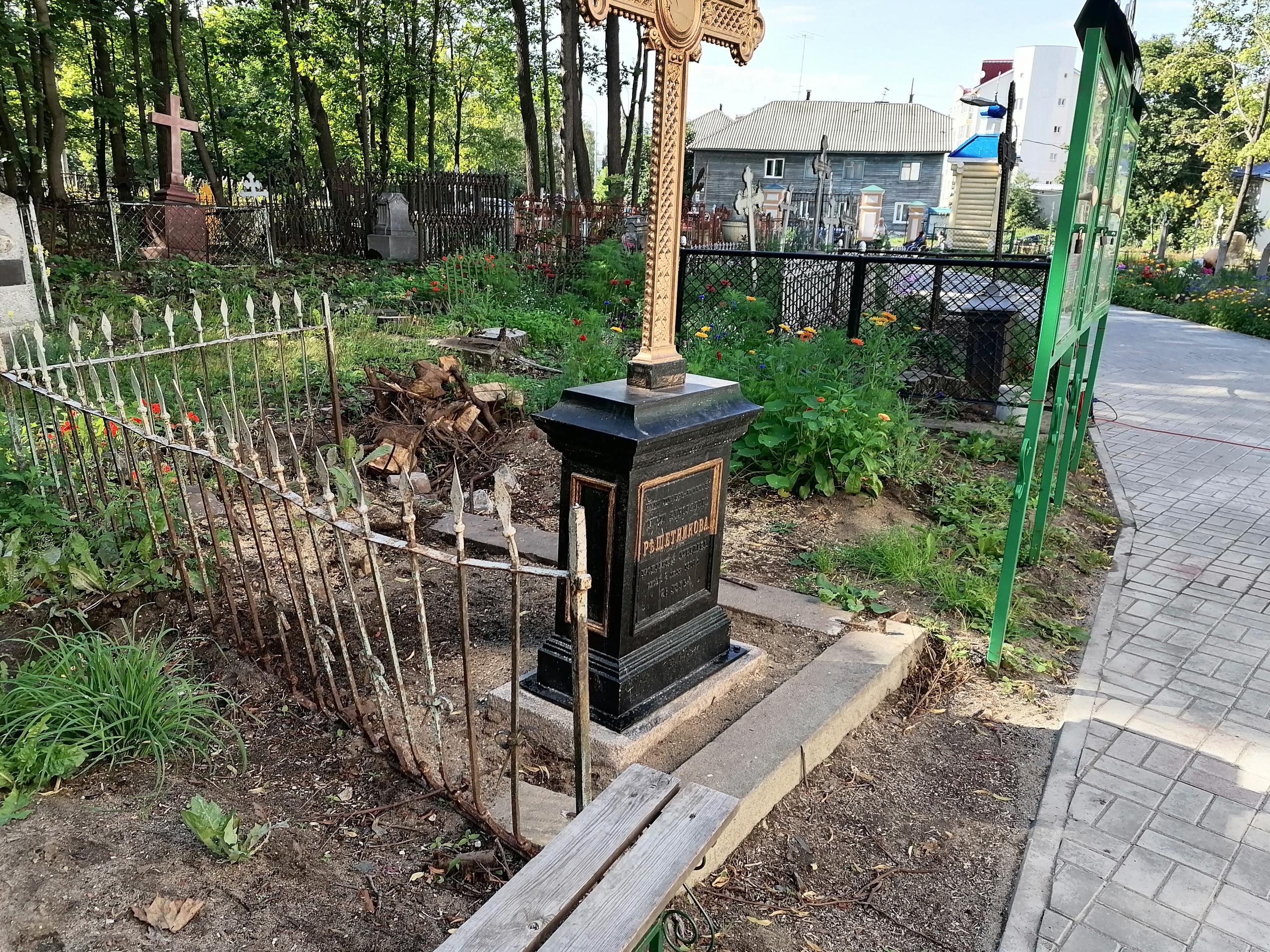 Вандалы испортили могилы на кладбище в Петрозаводске (ФОТО)