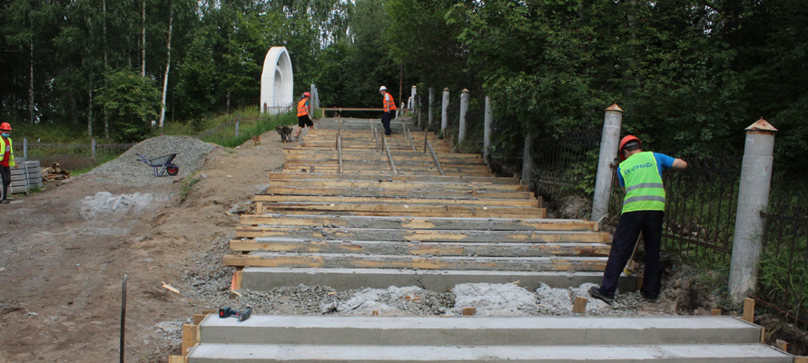 Ремонт лестницы у Екатерининской церкви в Петрозаводске пообещали завершить к началу сентября