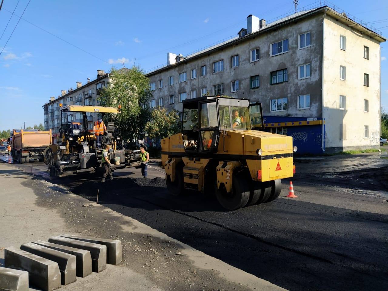 Ремонт дороги в городе Карелии начали делать с опозданием на год (ФОТО) 