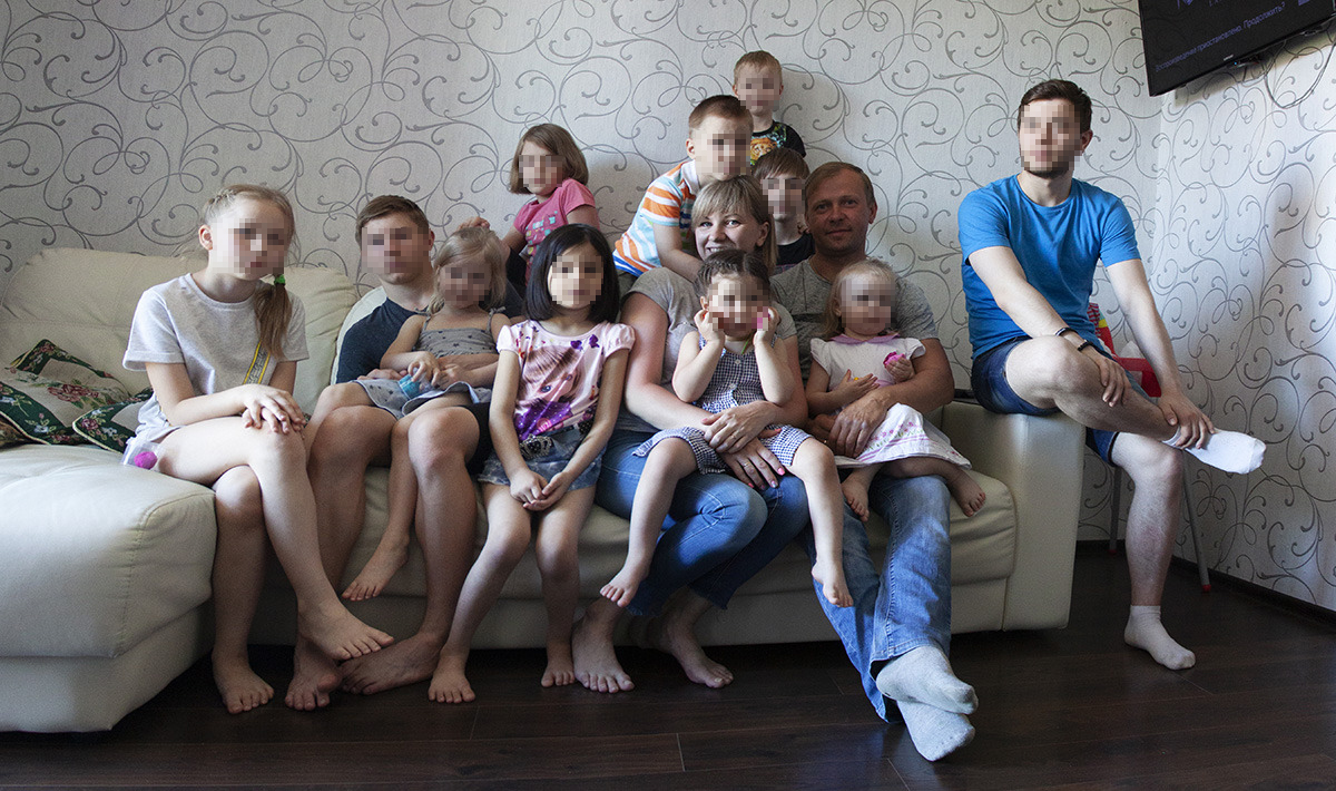 Результаты всей семьей карелия. Многодетная семья. Многодетная семья в России. Многодетная Российская семья. Фотосессия многодетной семьи.