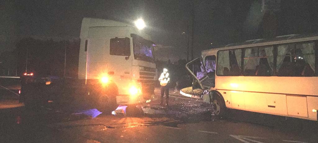 В Петрозаводске грузовик столкнулся с автобусом – пострадал человек