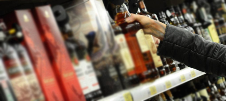 Подростки вынесли из магазина в Петрозаводске алкоголь на 17 тысяч рублей