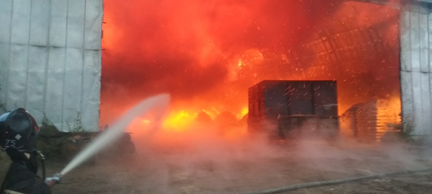 Крупный пожар произошел на территории строительной фирмы в Петрозаводске (ФОТО)