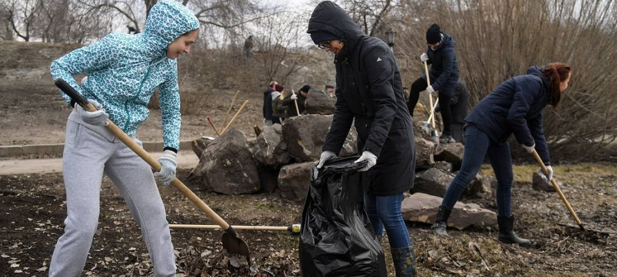 Молодёжь обещает убрать со скоростью белок мусор в парке Петрозаводска 