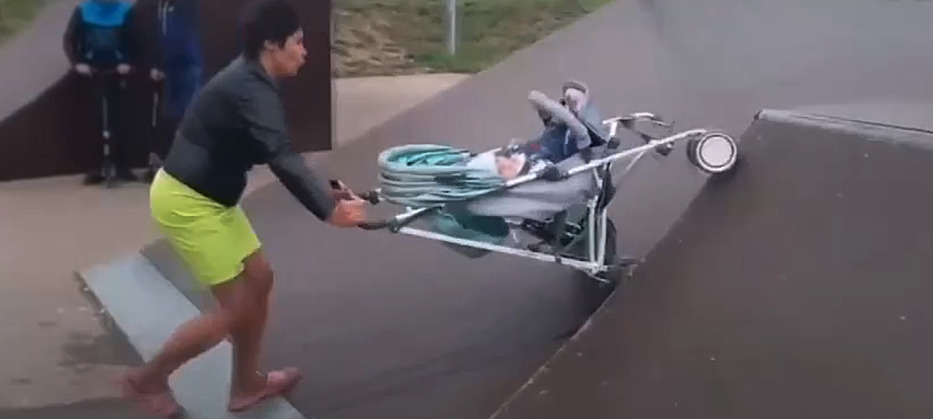 Пьяная россиянка едва не убила младенца, выполняя трюки на скейт-площадке (ВИДЕО)